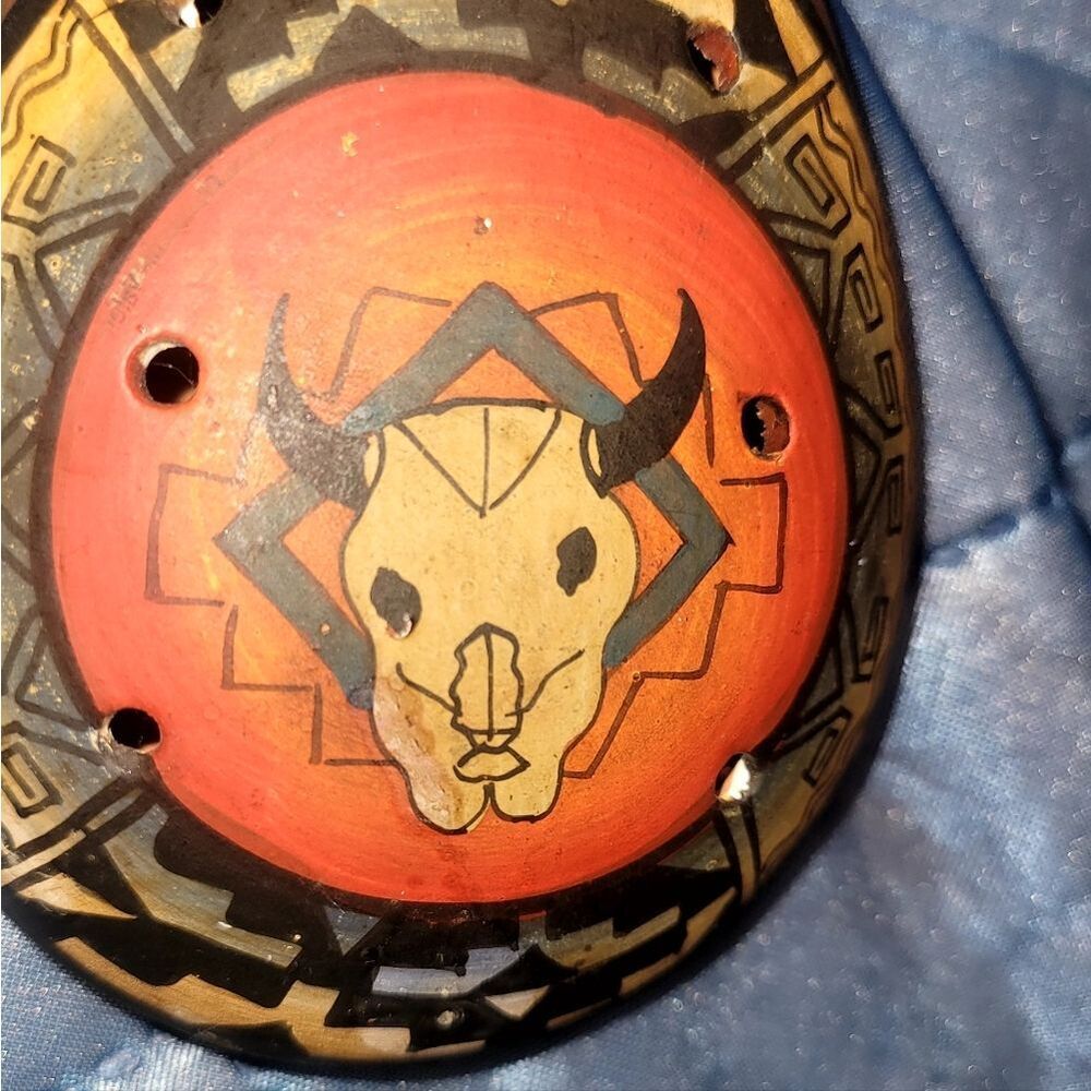 Peruvian Hand-painted clay ocarina, a type of vessel flute. - Picture 7 of 7